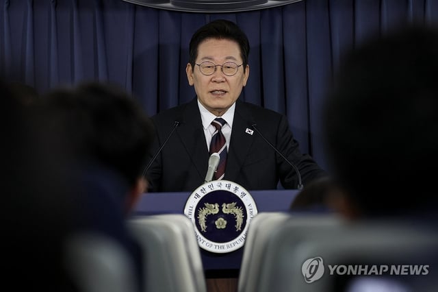 President Lee Jae Myung speaks to reporters aboard his flight from Tokyo to Washington before his pivotal summit with U.S. President Donald Trump on Aug. 24, 2025. (Yonhap)