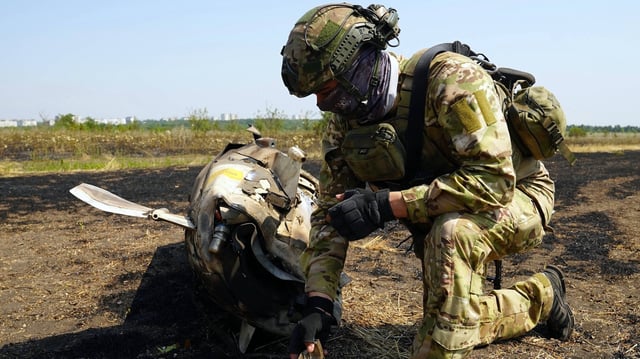 Überreste einer US-ATACMS-Langstreckenrakete, die von der Ukraine abgefeuert und von russischen Luftabwehrsystemen in der Nähe von Lugansk abgeschossen wurde.