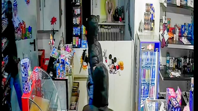 Zwei Jugendliche scheitern beim Kiosküberfall, weil der Besitzer die Tür verriegelt.