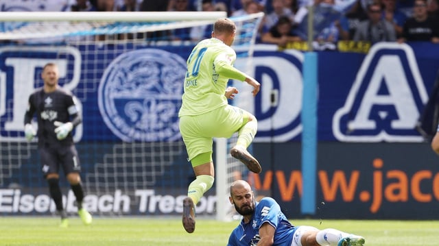 Augen zu und reingegrätscht: Lilien-Verteidiger Aleksandar Vukotic.