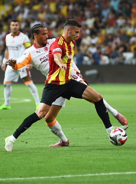 Ex-HSV-Profi László Bénes wechselte von Union Berlin zu Kayserispor. Hier duelliert er sich mit Leroy Sané von Galatasaray.