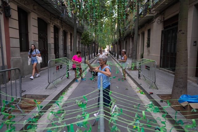 BVecinas de la calle Finlandia de Sants ultiman los detalles de la decoración, antes de iniciar la Fiesta Mayor.