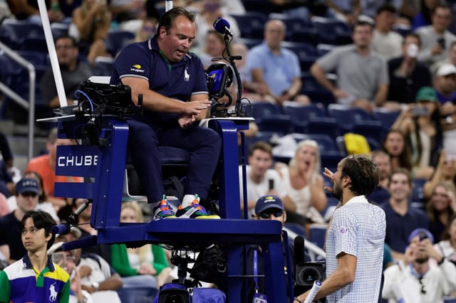 Daniil Medvedev (derecha) discute con el juez de silla Greg Allensworth durante la primera ronda del Abierto de Estados Unidos, el domingo 24 de agosto de 2025, en Nueva York. (AP Foto/Adam Hunger)