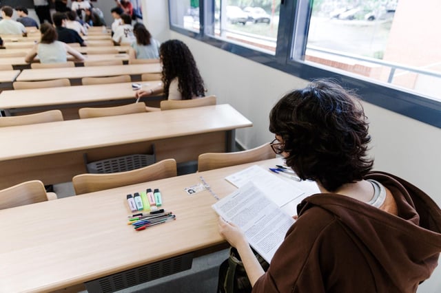 Alumnos durante el primer examen de la PAU 2025.