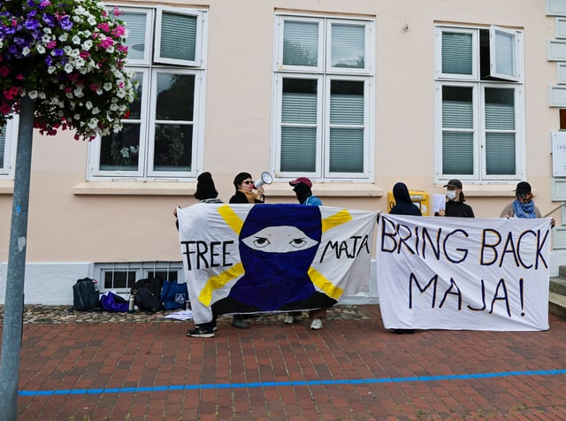 Aktivisten stehen vor dem Büro von Bundesaußenminister Wadephul (CDU) am Paradeplatz in Rendsburg und demonstrieren für die Rückkehr von Maja T. aus Ungarn.