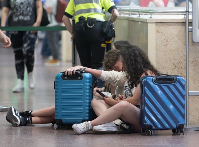 Varias personas con maletas en la estación de Chamartín.