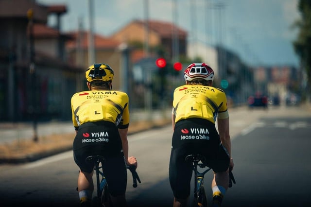 Vingegaard, a la derecha, con uno de los compañeros del Visma.