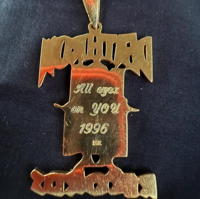 Drake Reveals He Owns Tupac’s Iconic Death Row Records Chain