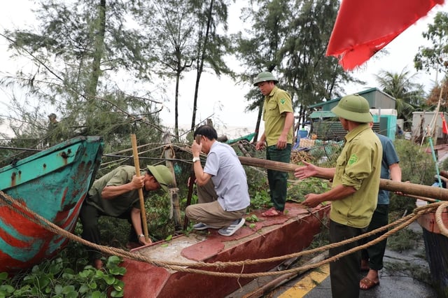 Autoridades de Vietnam evacuando a la población ante la llegada del tifón Kajiki