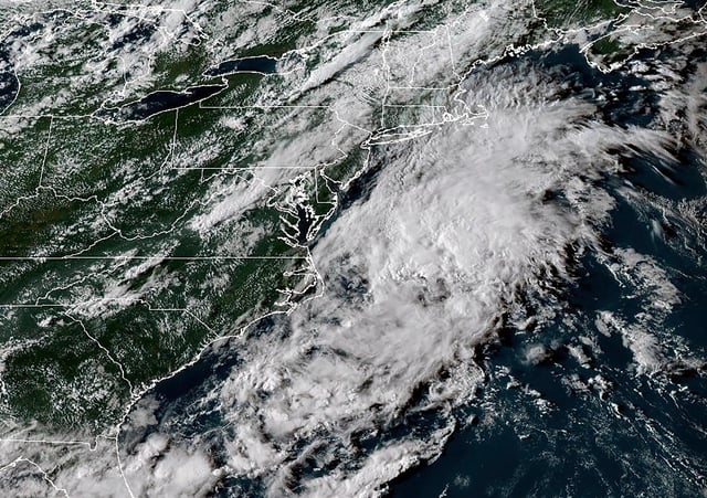 Esta imagen satelital difundida por la Oficina Nacional de Administración Oceánica y Atmosférica de Estados Unidos (NOAA) muestra a la tormenta tropical Fernand, el domingo 24 de agosto de 2025, en el océano Atlántico. (NOAA via AP)