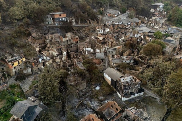Vista aérea de la localidad de San Vicente de Leira, en Vilamartín de Valdeorras, arrasado por las llamas de un incendio forestal.