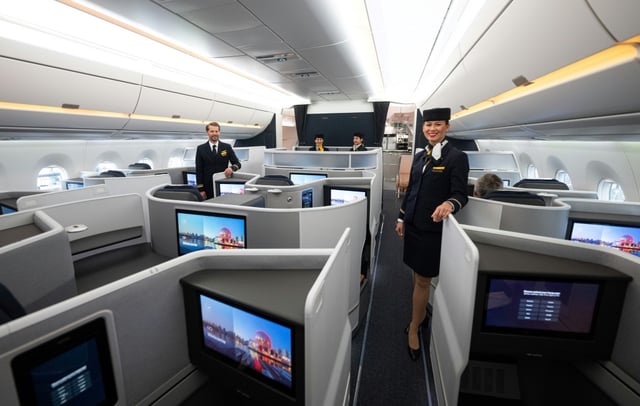Erstmals seit 25 Jahren bekommen die Beschäftigten der Lufthansa in der Kabine und am Boden neue Uniformen. Laut "aero Telegraph" stammen die Entwürfe von Hugo Boss.