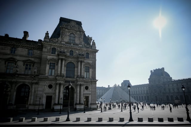Le musée du Louvre avec la cour Napoléon et la pyramide en 2018