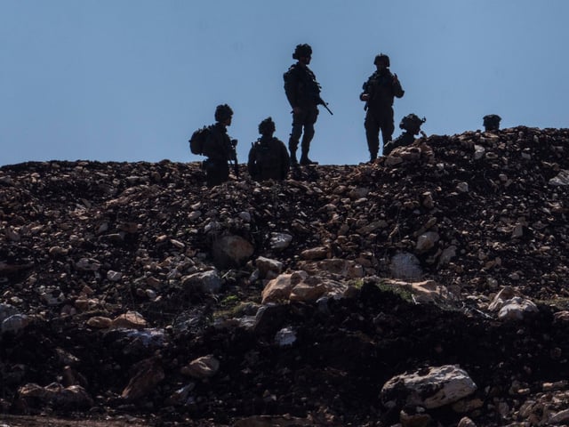 Israelische Streitkräfte in einer Pufferzone nach dem Rückzug der israelischen Streitkräfte aus den Grenzdörfern im Südlibanon, von Nordisrael aus gesehen. (Archivbild)