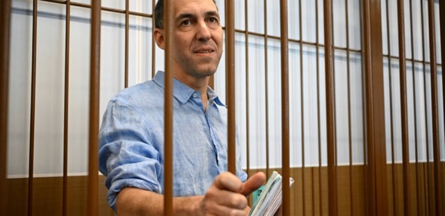 Le chercheur français Laurent Vinatier, accusé d'avoir recueilli des informations militaires russes sans s'enregistrer comme "agent étranger" dans un box d'accusés lors d'une audience au tribunal du district de Zamoskvoretsky, à Moscou, le 16 septembre 2024