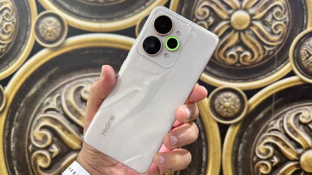 Realme says a phone with 1x,000 mAh battery is coming.