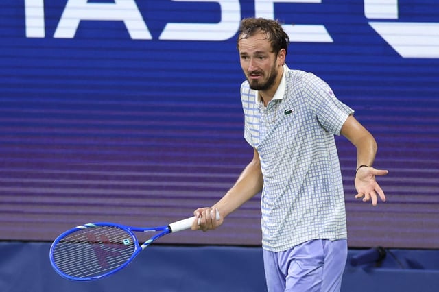 Medvedev se salió de control en el US Open luego de que un fotógrafo interrumpiera el partido y se repitiera el primer servicio para Bonzi