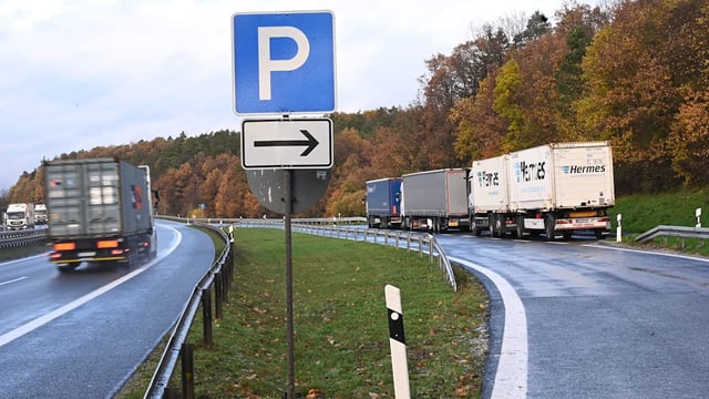 Als sie zur Pipi-Pause ausstieg, verpieselte er sich – Fehler fiel 45 Minuten später auf.