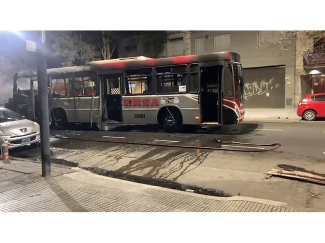 Así quedó el colectivo de la línea 140 que se prendió fuego en Villa Ortuzar.