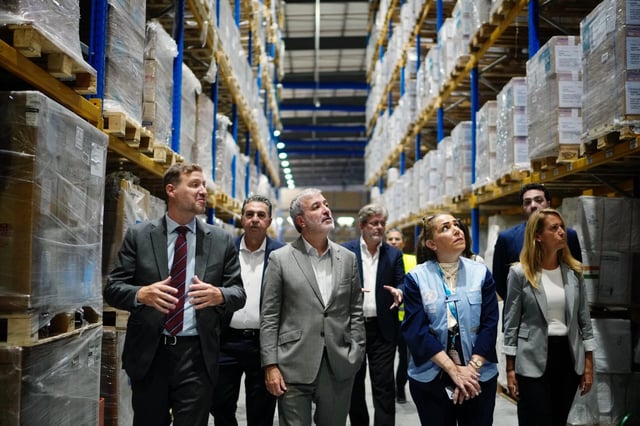 El alcalde de Barcelona, Jaume Collboni, visita uno de los almacenes de ayuda humanitaria en Amán.
