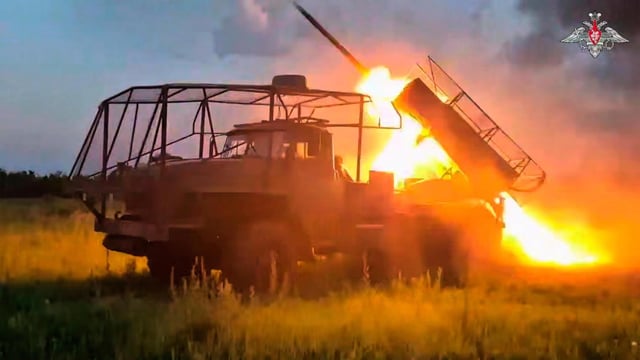 En esta imagen tomada de un video publicado por el servicio de prensa del Ministerio ruso de Defensa el lunes 25 de agosto de 2025, un lanzacohetes múltiple BM-21 del Ejército Ruso dispara hacia una posición ucraniana en un lugar no revelado de Ucrania. (Servicio de prensa del Ministerio ruso de Defensa via AP)