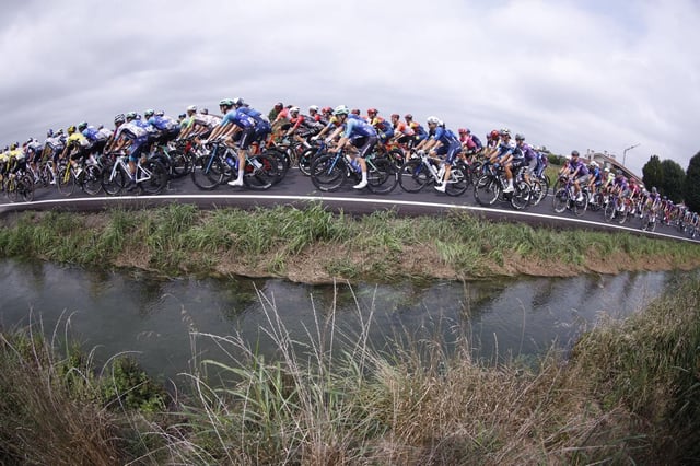 El pelotón durante la Vuelta a España 2025.