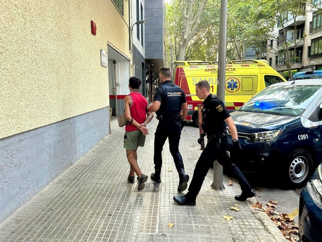 El detenido, el sábado por la tarde, poco después de ser localizado y arrestado por agentes de la Policía Nacional.