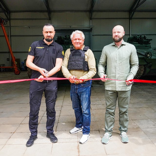 Ukrainischer Industrieminister Oleksandr Kamyschin (l.), Armin Papperger (Mitte) und der damalige Ex-Vizeverteidigungsminister Dmytro Klimenkow nehmen Reparaturzentrum in der Westukraine 2024 in Betrieb