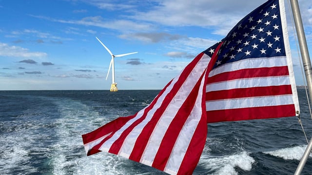 USA Flagge vor einem Offshore Windpark des Energieentwicklers Ørsted vor Rhode Island.