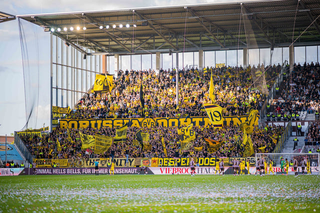 Der Auswärtsblock des BVB am Millerntor.