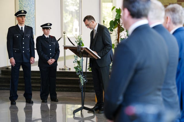 Saarländischer Innenminister Jost beim Eintrag ins Kondolenzbuch