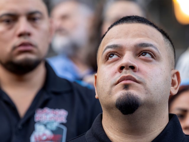 BALTIMORE (United States), 25/08/2025.- Kilmar Abrego Garcia looks on during a rally prior to his check in at the ICE Baltimore Field Office following a rally, in Baltimore Maryland, USA, 25 August 2025. Garcia could be facing deportation to Uganda for not agreeing to a plea deal in the human smuggling case against him in Tennessee. EFE/EPA/SHAWN THEW