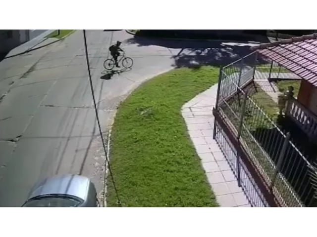 Un ciclista fue atropellado a gran velocidad y el conductor del auto se fugó (Captura de video).
