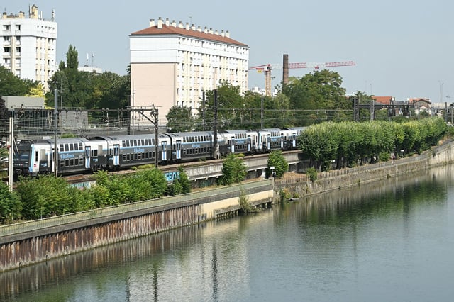 This photograph taken in Choisy-le-Roi, on the outskirts of Paris, on August 14, 2025 shows the Seine river where firefighters were called to pulled out four men's bodies from the river on August 13, 2025, after an alert was raised by a passenger travelling on the RER C train, who reported seeing a body floating in the Seine, according to police sources. (Photo by Bertrand GUAY / AFP) (Photo by BERTRAND GUAY/AFP via Getty Images)          