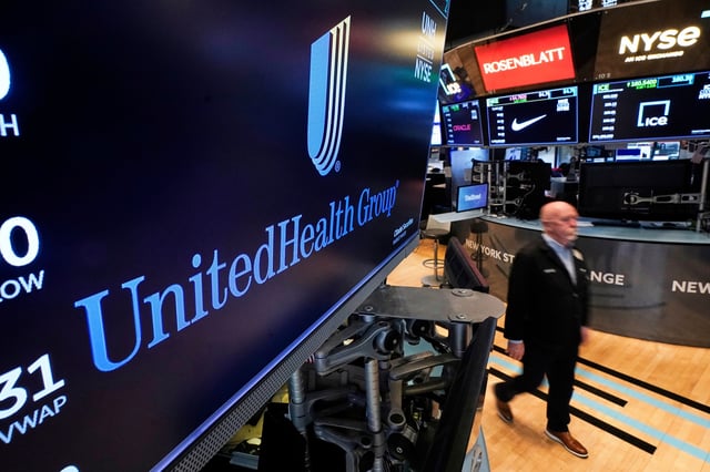 ARCHIVO – El logotipo de UnitedHealth Group sobre un punto de comercio en la Bolsa de Valores de Nueva York, el 17 de abril de 2025. (AP Foto/Richard Drew, Archivo)