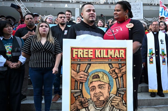 El migrante salvadoreño y residente estadounidense Kilmar Abrego García (centro) y Lydia Walther Rodríguez (derecha), de CASA (Defensores Especiales Designados por el Tribunal), se dirigen a los medios a su llegada a una oficina local del Servicio de Inmigración y Control de Aduanas (ICE) en Baltimore, Maryland, el 25 de agosto de 2025