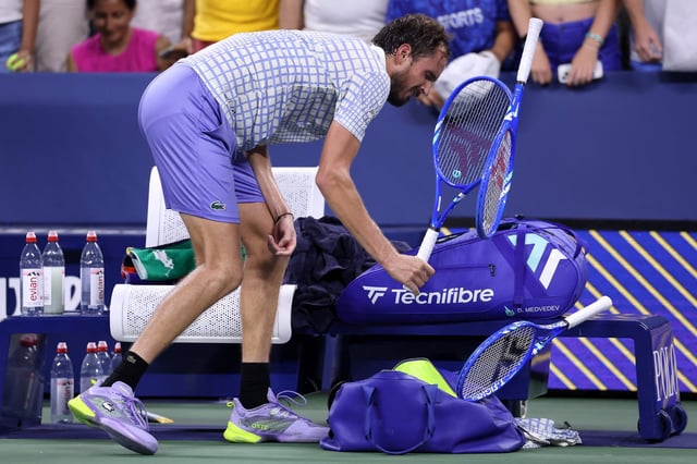 El partido entre Benjamin Bonzi y Daniil Medvedv estuvo marcado por la polémica y la interrupción de un fotógrafo