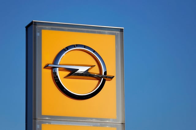 Im Oktober 2021 wurden 178.683 neue Pkw und damit 34,9 Prozent weniger als im Vorjahresmonat zugelassen. Vor allem E-Auto-Hersteller trotzdem der derzeitigen Absatzkrise aber noch. Im Bild Opel-Logo an einem Autohaus in Köln. (Themenbild, Symbolbild) Köln, 01.11.2021