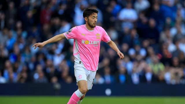Sugawara vom FC Southampton trägt ein pinkes Trikot und führt den Ball am Fuß.