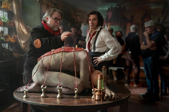Esta imagen difundida por Netflix muestra al director Guillermo del Toro, a la izquierda, y a Oscar Isaac en el set de "Frankenstein". (Ken Woroner/Netflix via AP)
