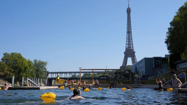 Nach 100 Jahren dürfen Menschen wieder in der Seine schwimmen. Die Andrang ist riesig.