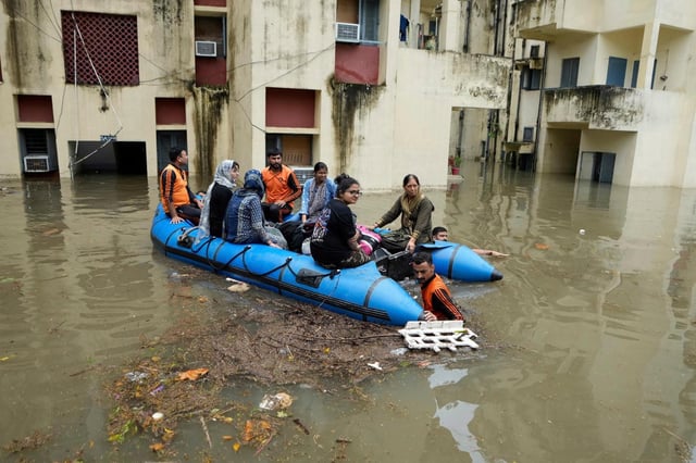 Miembros de la Fuerza Estatal de Respuesta a Desastres (SDRF) rescatan a estudiantes varados en un albergue después que las inundaciones inundaran la planta baja del complejo en Jammu, India, el domingo 24 de agosto de 2025. (AP Foto/Channi Anand)