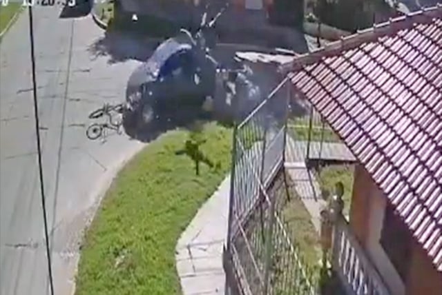 Banfield: un ciclista está grave luego de que un automovilista lo atropellara a toda velocidad y huyera sin asistirlo