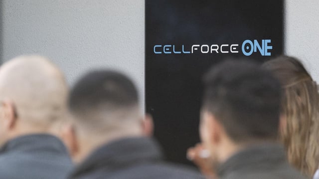 Mitarbeiter stehen während einer Betriebsversammlung vor dem Sitz des Batterie-Unternehmens Cellforce.