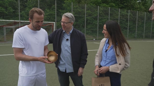 Harry Kane (l.), Frank Thelen und die Gründerin Caroline von 3Bears +++ Die Verwendung des sendungsbezogenen Materials ist nur mit dem Hinweis und Verlinkung auf RTL+ gestattet. +++