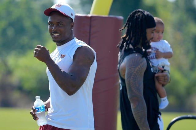 Terry McLaurin, wide reeiver de los Commanders de Washington, camina en el campo después de una práctica en las instalaciones del campamento de entrenamiento del equipo de la NFL, el domingo 27 de julio de 2025, en Ashburn, Virginia. (AP Foto/Mark Schiefelbein)