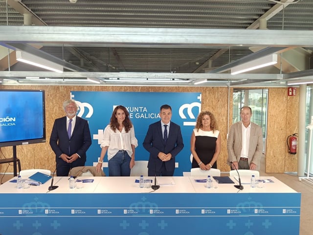 El secretario xeral de Educación, Manuel Vila; la directora xeral  de Innovación, Judith Fernández; el conselleiro, Román Rodríguez;  la directora xeral de FP, Eugenia Pérez; y el director xeral de Centros,  Jesús Álvarez Bértolo; ayer, en rueda de prensa