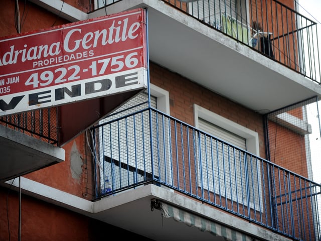 ingresos y consumo cada vez es mas dificil ser propietario de una vivienda hacen falta 69 sueldos para comprar un dos ambientes
ECONOMIA 
Nota sobre ventas de departamentos 
Foto Guillermo Rodriguez Adami buenos aires  informe sobre cuantos sueldos se necesitan para comprar una vivienda casa vez es mas dificil ser propietario de una casa cartel carteles de venta de departamentos inmuebles