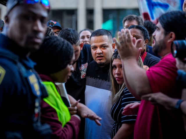 BALTIMORE, MARYLAND - AUGUST 25: Kilmar Abrego Garcia (C) and his wife Jennifer Vasquez Sura (Center Right) enter a U.S. Immigration and Customs Enforcement (ICE) field office on August 25, 2025 in Baltimore, Maryland. The U.S. Government is threatening to deport Garcia, a Maryland construction worker from El Salvador, to Uganda after he rejected a plea deal to be charged with Human Smuggling and deported to Costa Rica. Earlier this year Garcia was wrongfully deported to a notorious anti-terrorism prison CECOT in El Salvador. (Photo by Andrew Harnik/Getty Images)