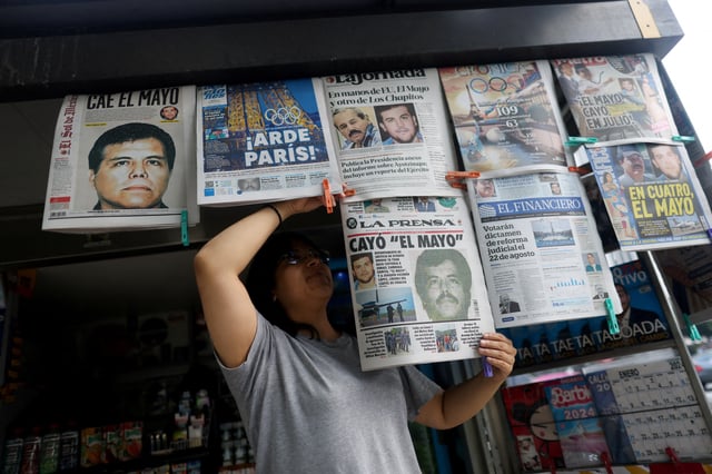 A newspaper seller arranges newspapers reporting the El Paso, Texas, U.S., arrest of Mexican drug lord Ismael "El Mayo" Zambada and Joaquin Guzman Lopez, "El Chapo" Guzman's son, in Mexico City, Mexico July 26, 2024. REUTERS/Gustavo Graf/File Photo
